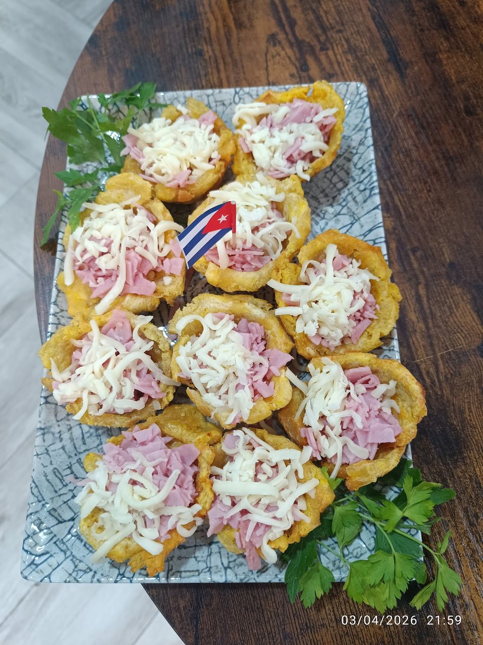 Plato de Ropa Vieja cubana, carne deshebrada guisada con tomate y pimientos.