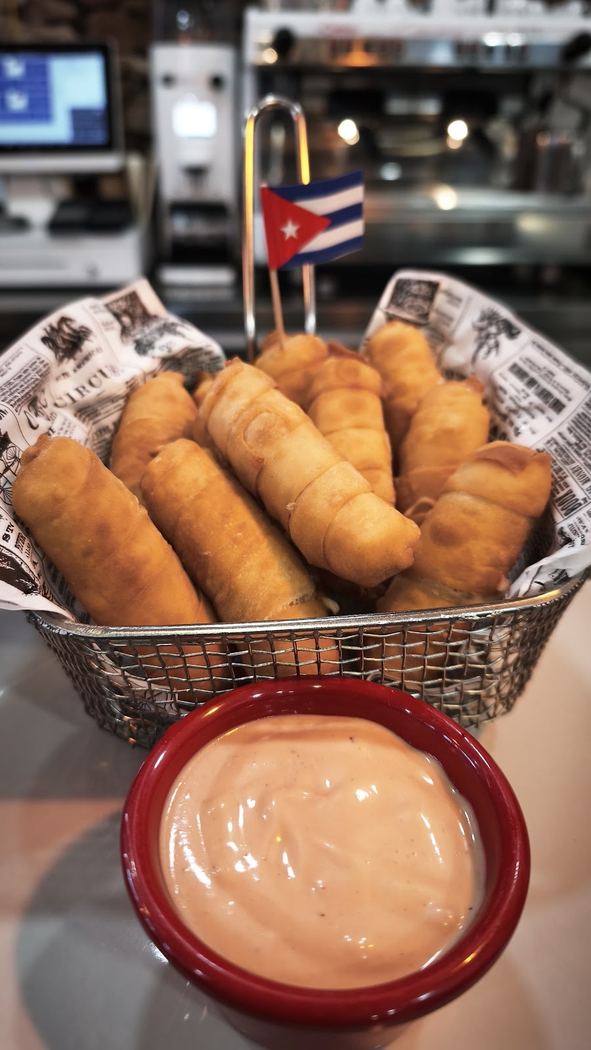 Croquetas caseras de jamón ibérico, recién fritas y crujientes.
