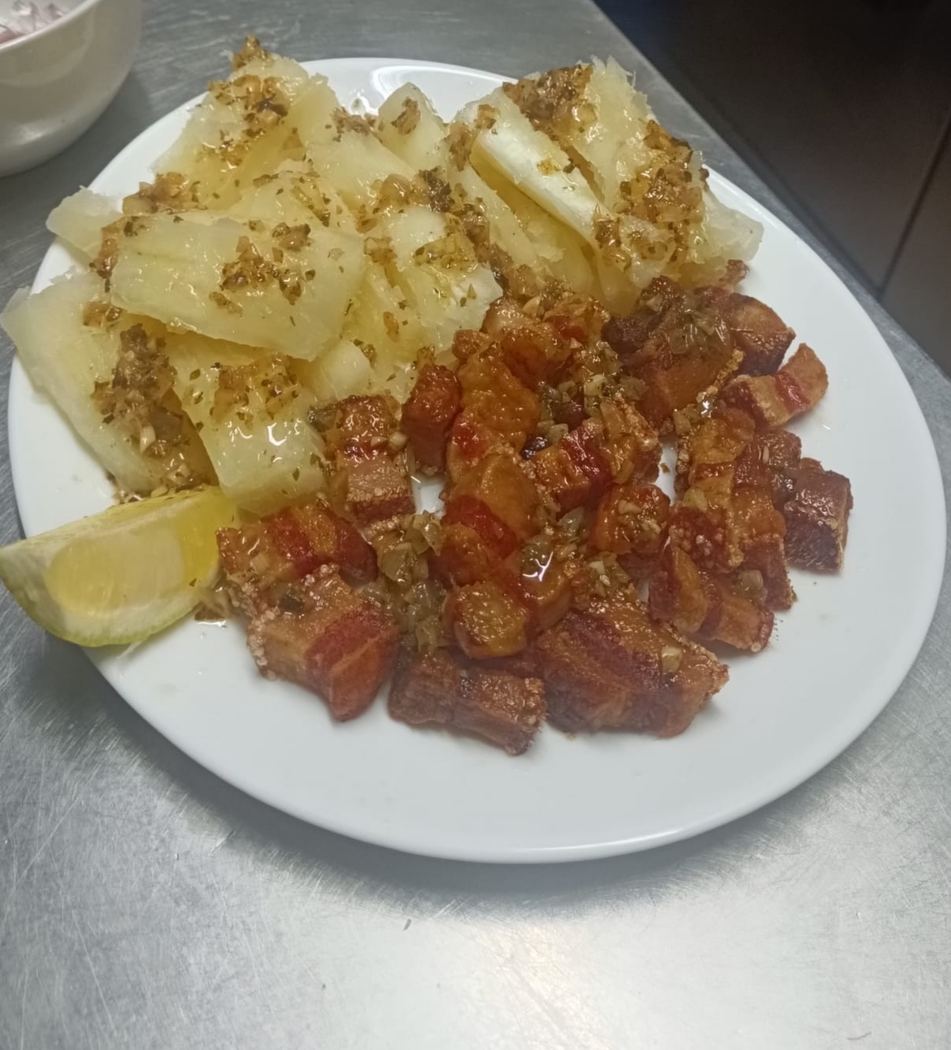 Tabla para compartir con una selección de tapas y raciones de la casa.